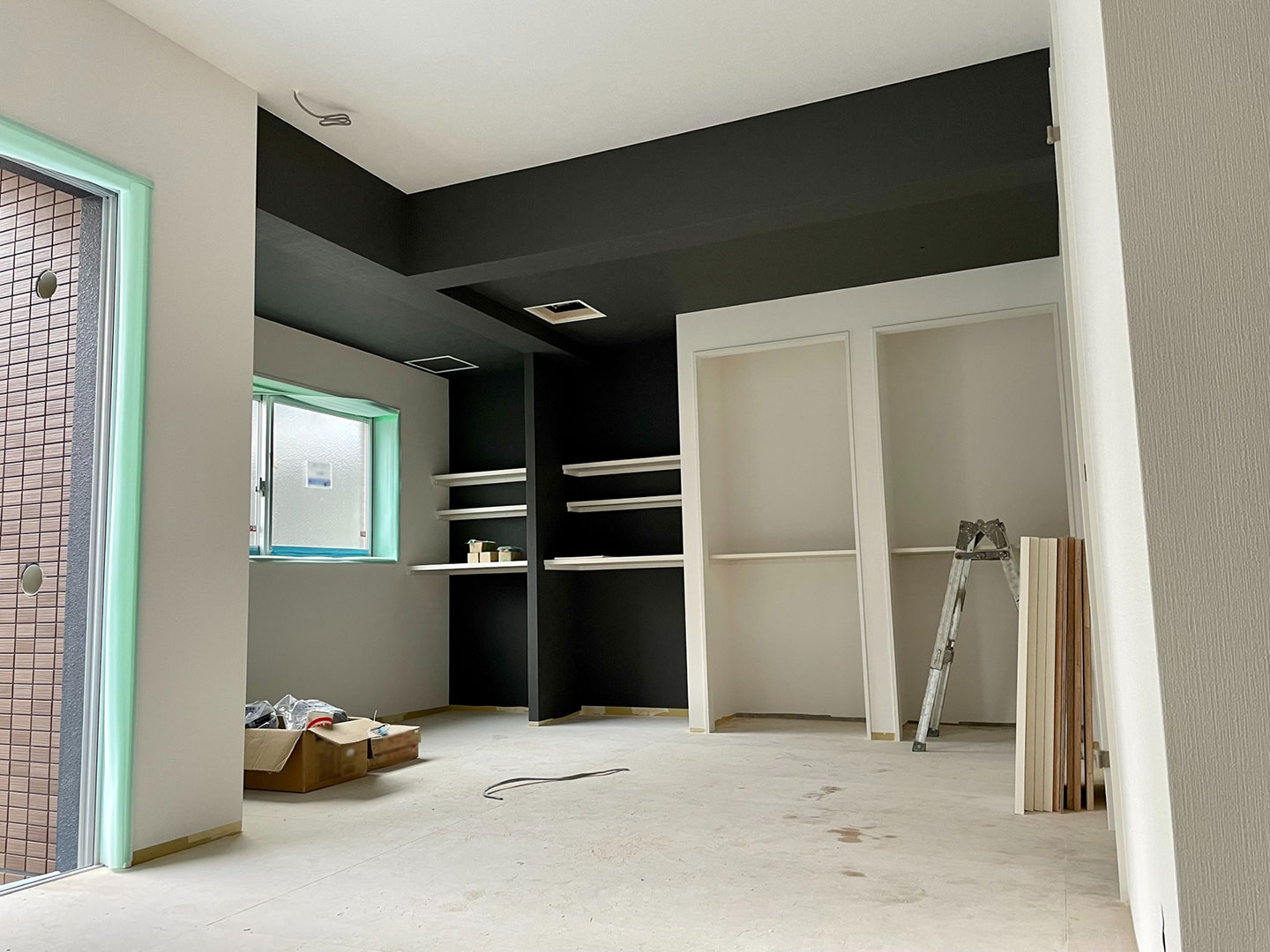 リフォーム工事中の室内収納スペース