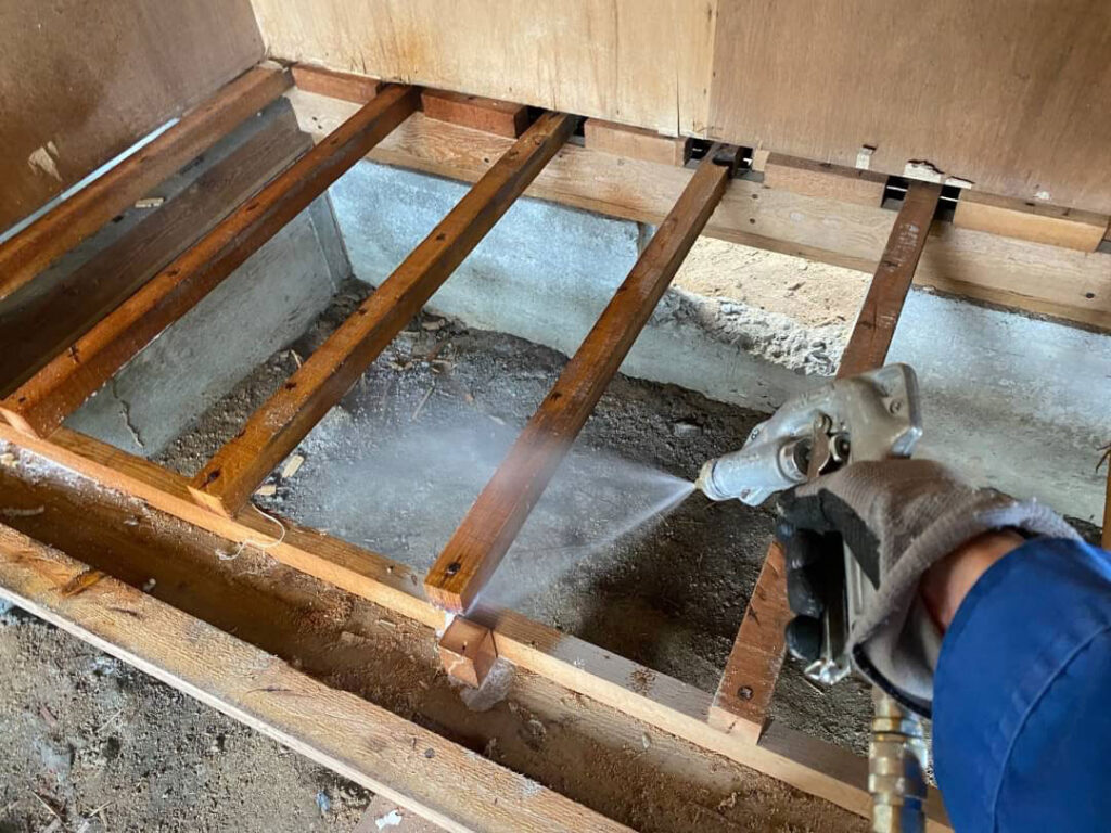 床下での害虫駆除施工の様子