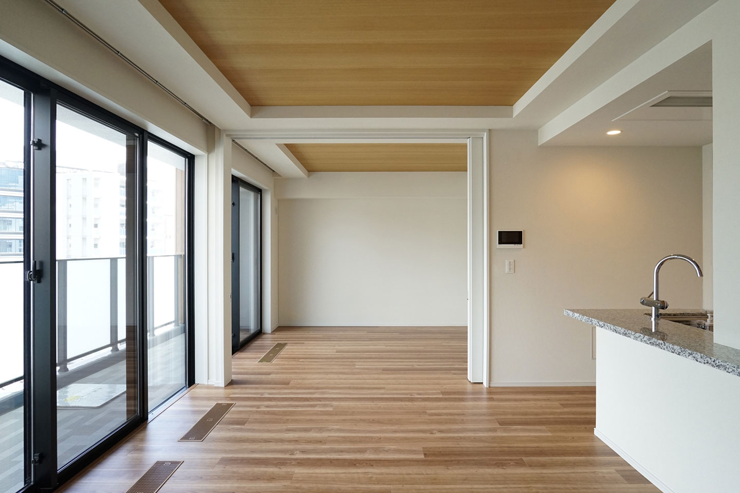 リフォーム後の明るいリビングダイニング