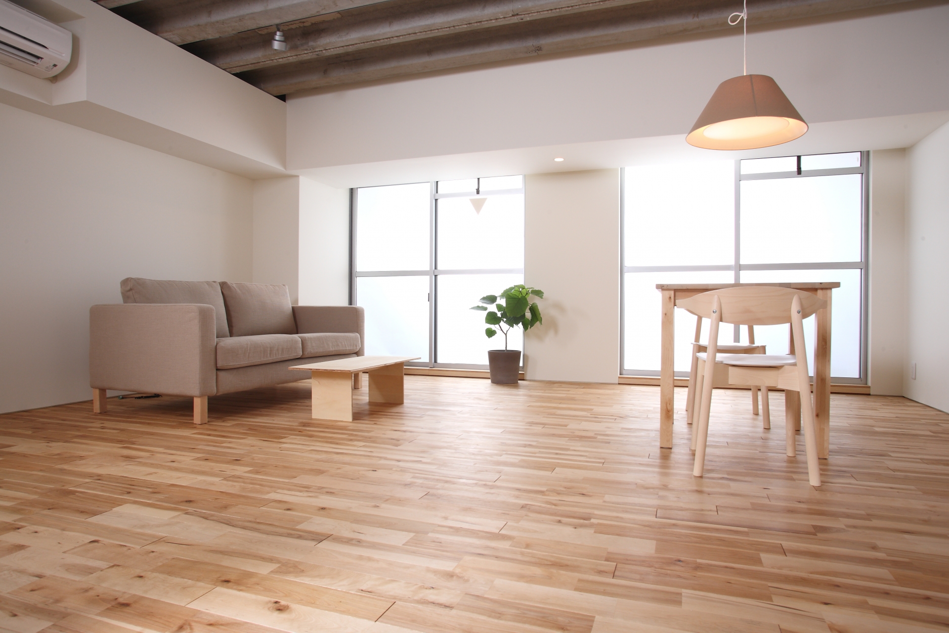 シンプルで開放感のあるリビングルームのリフォーム