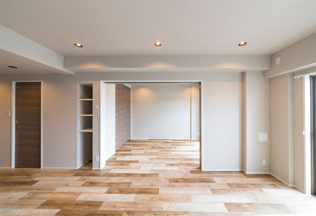 リフォーム後のモダンな室内