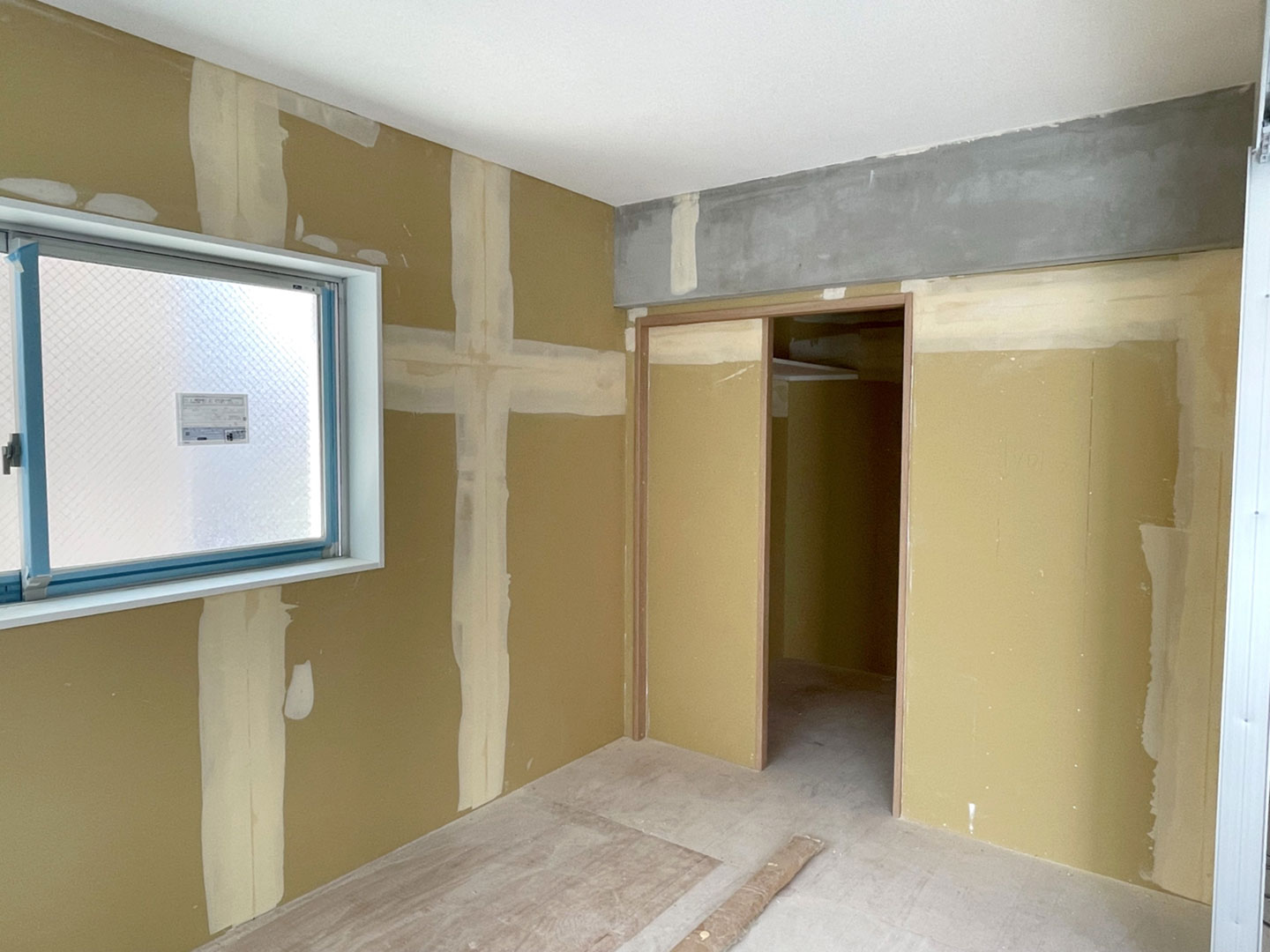 リフォーム工事中の室内壁の施工現場