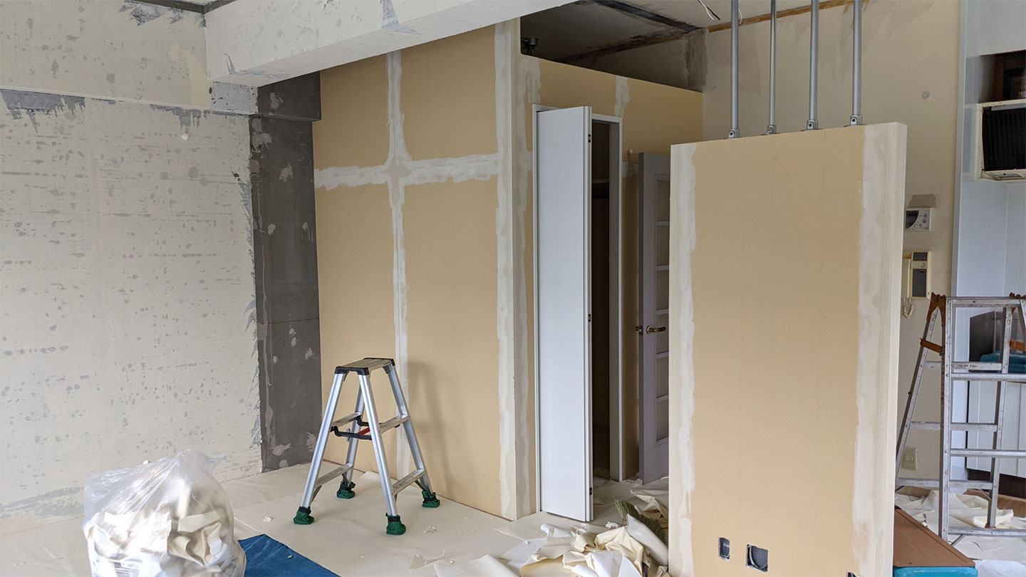 リフォーム工事で壁を施工中の室内